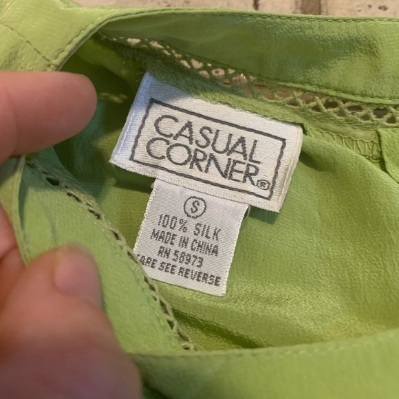 Vintage Casual Corner 100% Silk Lime Green Top Tee Blouse Crocheted Trim Sz S - Picture 4 of 6